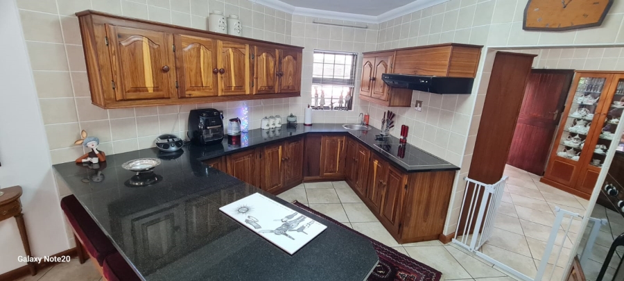 5 Bedroom Property for Sale in Wavecrest Eastern Cape